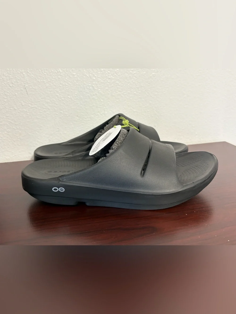 OOFOS Men's Black Slide Sandal with Open Toe size 11